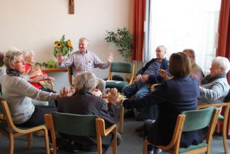 Im Caritashaus gibt es neben Kaffee und Kuchen auch ein unterhaltsames Programm. ""Im Caritashaus gibt es neben Kaffee und Kuchen auch ein unterhaltsames Programm.