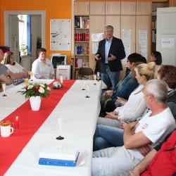Der Giesener Bürgermeister Andreas Lücke dankt den Mitarbeiterinnen und Mitarbeitern der Sozialstation in Groß Förste. Foto: Pohlmann/Caritas
