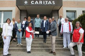 Jörg Piprek überreicht zum Dank für einen engagierten Dienst Gutschein an die Mitarbeitenden aus der Pflege. Foto: Caritas Jörg Piprek überreicht zum Dank für einen engagierten Dienst Gutschein an die Mitarbeitenden aus der Pflege. Foto: Caritas