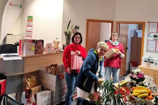 Patient*innen der Caritas-Sozialstation Hildesheim freuen sich über gespendete Weihnachtsgeschenke