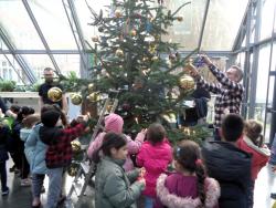 Kinder der Caritas-Kita St. Vincenz schmücken den Weihnachtsbaum der Friedrich-List-Schule