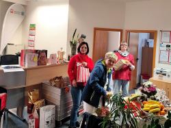 Patient*innen der Caritas-Sozialstation Hildesheim freuen sich über gespendete Weihnachtsgeschenke