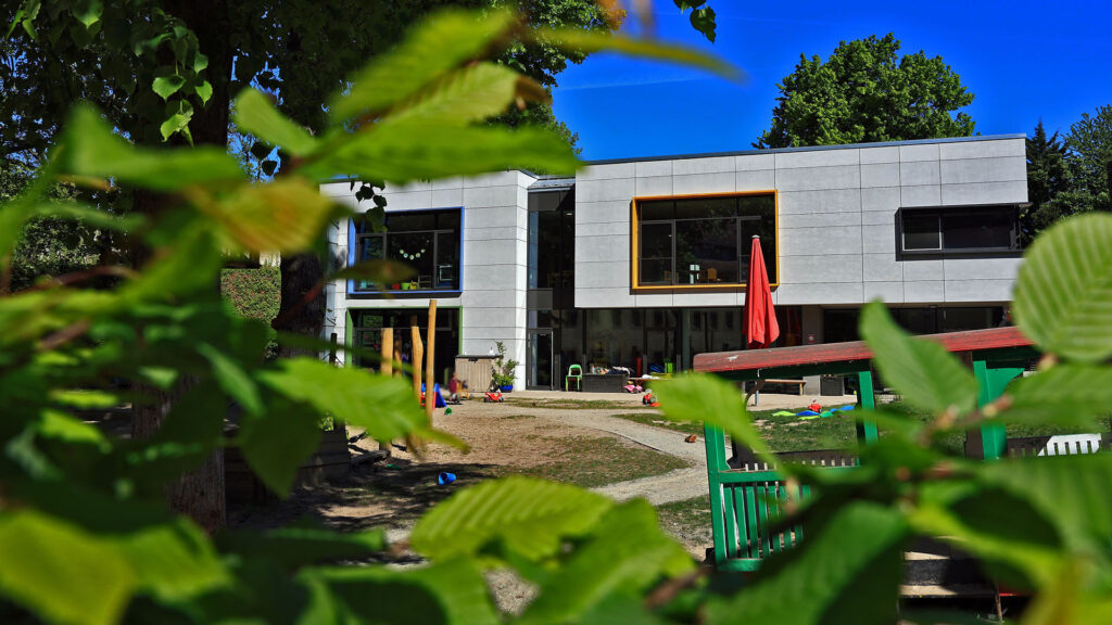 Blick auf das Familienzentrum St Bernward in Hildesheim und das Außengelände.